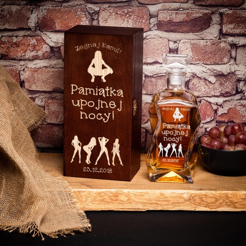 Karafka w skrzynce z grawerem na wieczór kawalerski ciemny brąz