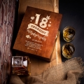 Karafka i szklanki na whisky w skrzynce z grawerem na urodziny