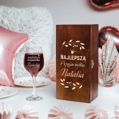 Kieliszek do wina w skrzynce ciemny brąz prezent dla przyjaciółki
