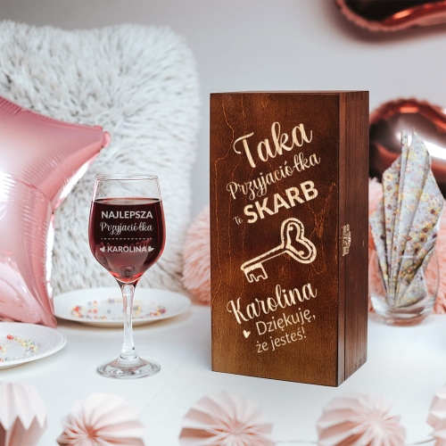 Kieliszek do wina w skrzynce ciemny brąz prezent dla przyjaciółki