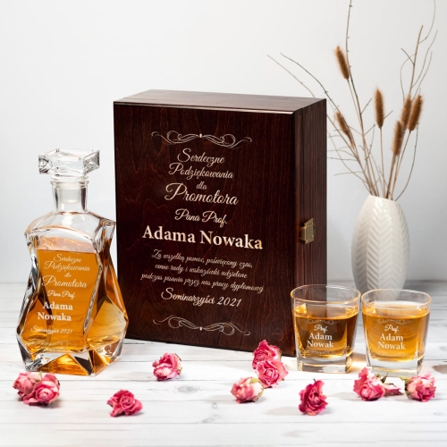 Karafka w Skrzynce z Grawerem i Szklanki do Whisky - Prezent dla Promotora - Podziękowanie dla Promotora  - Łamana