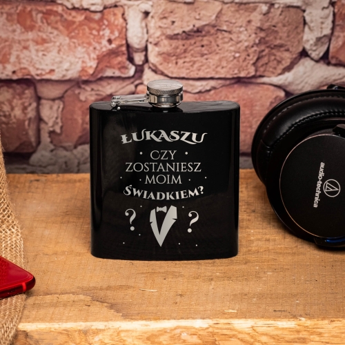 Piersiówka z grawerem dla świadka prośba o świadkowanie