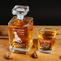 Karafka z  grawerem i szklanka na whisky na wieczór kawalerski