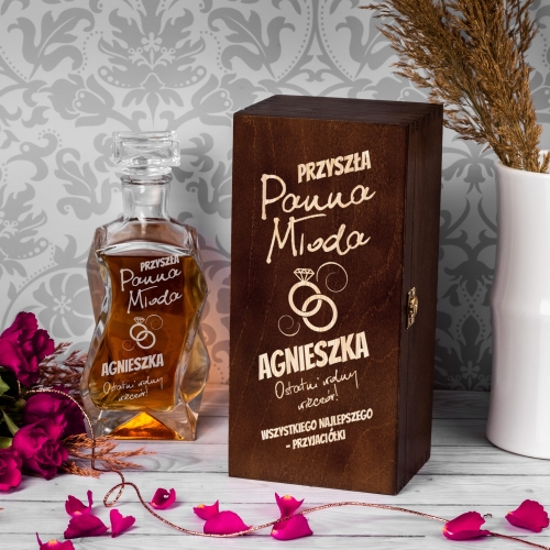 Karafka z grawerem w skrzynce, prezent na wieczór panieński