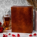 Karafka na whisky i szklanki w skrzynce z grawerem rudy brąz