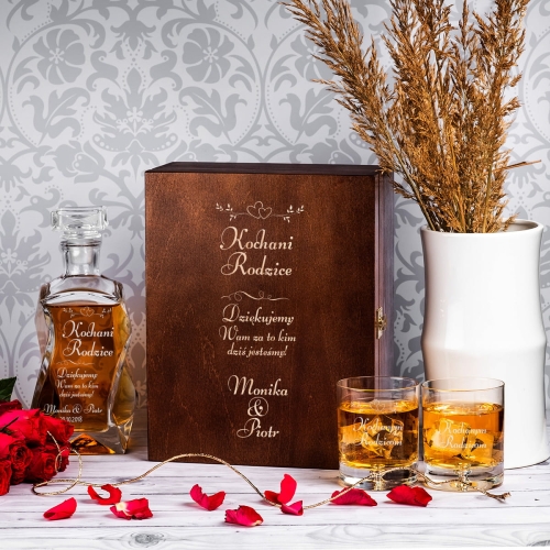 Prezent dla rodziców na ślub - Zestaw karafka z grawerem i szklanki - Kochani Rodzice - Łamana