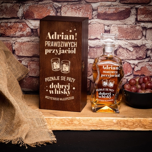 Karafka na Whisky w Skrzynce z Grawerem - Prezent dla Męża ciemny brąz