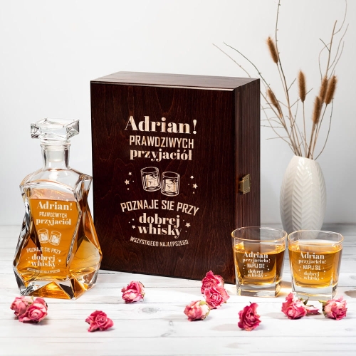 Karafka z Grawerem w Skrzynce i Szklanki Do Whisky - Prezent dla Przyjaciela - Prawdziwych Przyjaciół Poznaje się...  - Łamana