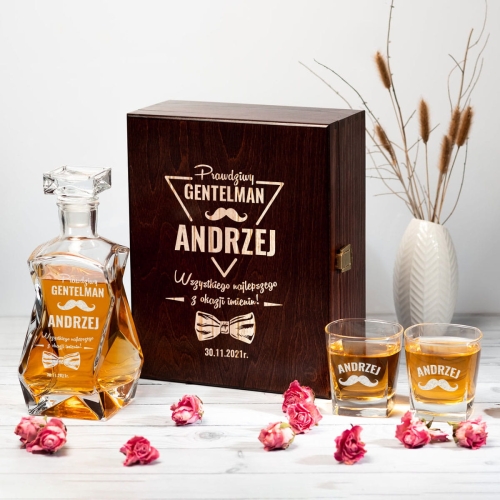 Prezent na Andrzejki -  Karafka z Grawerem w Skrzynce i Szklanki Do Whisky dla Andrzeja - Prawdziwy Gentelman Andrzej