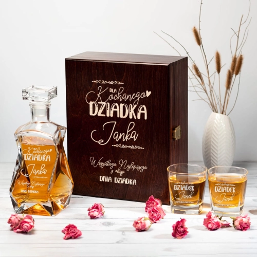Karafka w Skrzynce i Szklanki Do Whisky na Dzień Dziadka - Prezent dla Dziadka - Dla Kochanego Dziadka - Łamana