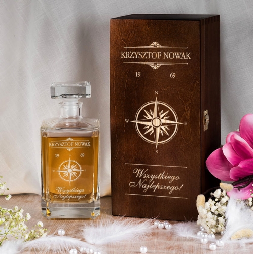 Karafka z Grawerem w Skrzynce - Prezent dla Podróżnika na Urodziny - Kwadratowa ciemna