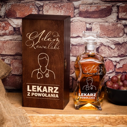Karafka z Grawerem w Skrzynce - Prezent dla Lekarza - Lekarz z Powołania - Łamana ciemna