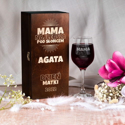 Kieliszek dla Mamy - Kieliszek do Wina w Skrzynce z Grawerem - Prezent na Dzień Matki - Najlepsza Mama Pod Słońcem ciemna