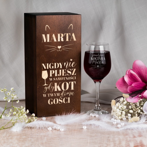 Kieliszek do Wina w Skrzynce z Grawerem - Kieliszek z Kotem - Prezent dla Kociary - Nie Pijesz w Samotności ciemny brąz
