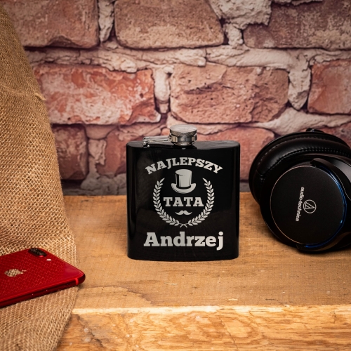 Piersiówka z grawerem czarna dla taty