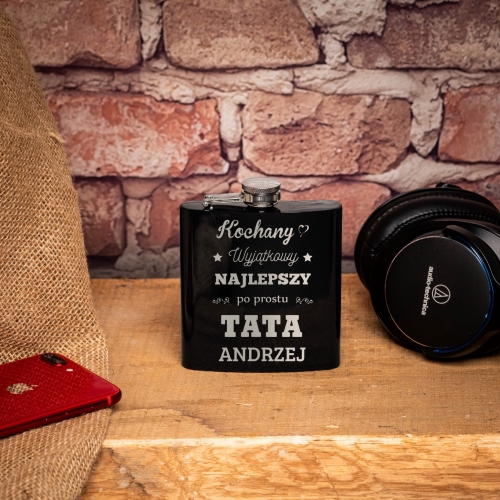 Piersiówka z grawerem czarna dla taty