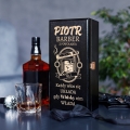 Skrzynka na Alkohol z Grawerem -  Prezent dla Barbera - Każdy Włos Się Układa, Gdy Whisky Nim Włada