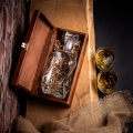 Karafka na Whisky w Skrzynce z Grawerem - Prezent na Święta - Na Whisky Zawsze Jest Czas - Łamana