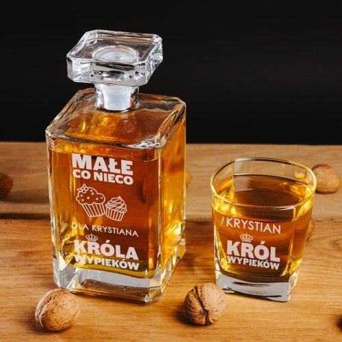 Karafka z Grawerem i Szklanka Do Whisky - Prezent dla Cukiernika - Małe Co Nieco Dla Mistrza Wypieków - Kwadratowa