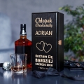 Skrzynka Na Alkohol z Grawerem na Walentynki - Prezent na Walentynki - Kocham Cię Bardziej - Czarna