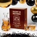 Karafka z Grawerem w Skrzynce i Szklanki Do Whisky - Prezent na Wieczór Kawalerski - Skazany na Dożywocie - Łamana