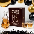 Karafka z Grawerem w Skrzynce i Szklanki Do Whisky - Prezent na Wieczór Kawalerski - Skazany na Dożywocie - Łamana