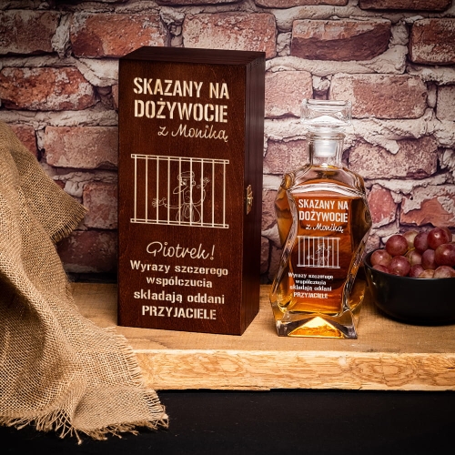 Karafka w skrzynce z grawerem na wieczór kawalerski ciemny brąz