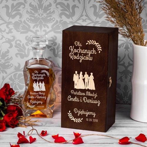 Karafka na whisky w skrzynce z grawerem dla rodziców ciemny brąz