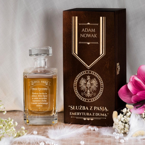 Karafka z Grawerem w Skrzynce - Prezent dla Policjanta - Służba z Pasją, Emerytura z Dumą