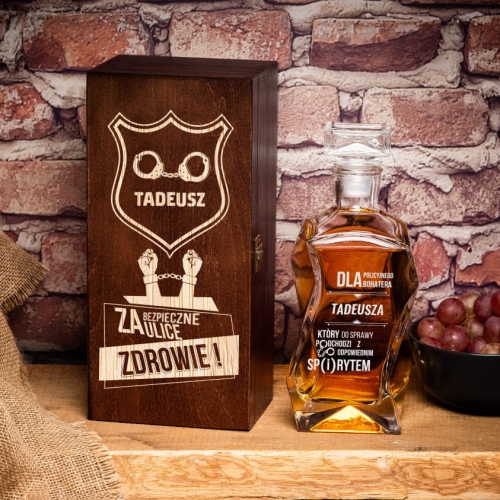 Karafka na Whisky w Skrzynce z Grawerem - Prezent dla Policjanta - Za Bezpieczne Ulice