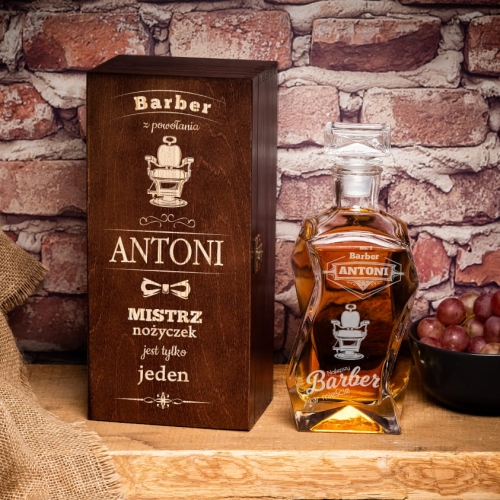 Karafka na Whisky w Skrzynce z Grawerem - Prezent dla Barbera
