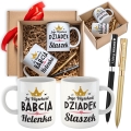 Zestaw prezentowy na Dzień Babci i Dziadka - Komplet Kubków z Imionami + Długopisy z Grawerem - Jej i Jego Wysokość