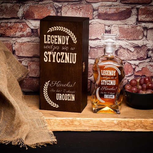 Karafka na whisky w skrzynce z grawerem na urodziny ciemny brąz