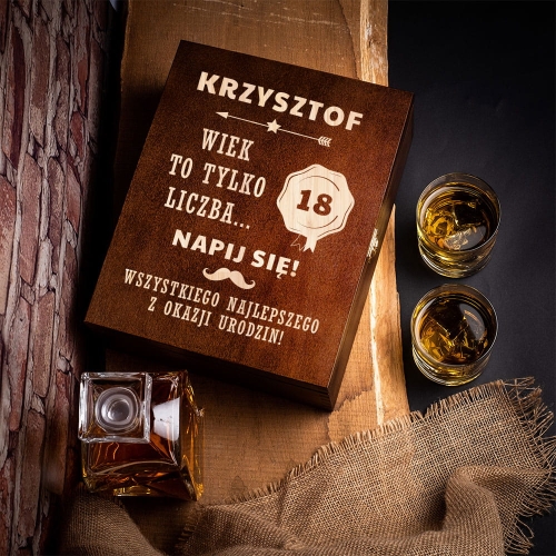 Karafka i Szklanki w Skrzynce z Grawerem - Prezent na 18 Urodziny - Wiek To Tylko Liczba - Łamana