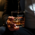Szklanka do Whisky z Grawerem - Prezent na Urodziny dla Faceta -  Zestaw Prezentowy z Imieniem - Szklanka + Karty do Gry + Kostki Chłodzące - Gentelman i Data