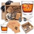 Szklanka do Whisky z Grawerem - Prezent na Urodziny dla Faceta -  Zestaw Prezentowy z Imieniem - Szklanka + Karty do Gry + Kostki Chłodzące - Gentelman i Data