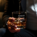 Szklanka do Whisky z Grawerem - Prezent na Dzień Chłopaka  - Zestaw Prezentowy dla Faceta - Szklanka + Karty do Gry + Kostki Chłodzące - Chłopak Doskonały