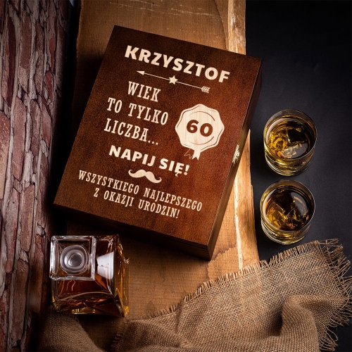 Karafka i Szklanki w Skrzynce z Grawerem - Prezent na 60 Urodziny - Wiek To Tylko Liczba - Łamana
