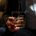 Szklanka do Whisky z Grawerem - Prezent na Święta dla Faceta - Świąteczny Zestaw Prezentowy - Szklanka + Karty do Gry + Kostki Chłodzące - Wesołej Whisky