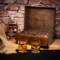 Karafka na whisky i szklanki w skrzynce z grawerem na urodziny ciemny brąz
