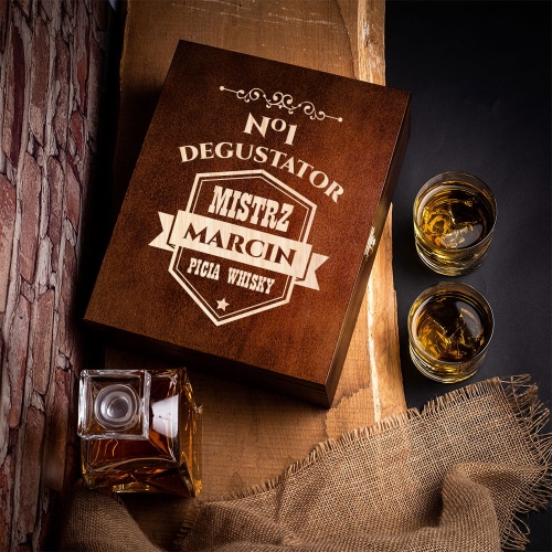 Karafka i Szklanki w Skrzynce z Grawerem - Prezent na Niego - Degustator, Mistrz Picia Whisky - Łamana
