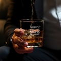 Szklanka do Whisky z Grawerem - Prezent na Dzień Chłopaka  - Zestaw Prezentowy dla Faceta - Szklanka + Karty do Gry + Kostki Chłodzące - Facet Nie Kaktus