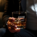 Szklanka do Whisky z Grawerem - Prezent na Dzień Chłopaka  - Zestaw Prezentowy dla Faceta - Szklanka + Karty do Gry + Kostki Chłodzące - Zestaw Ratunkowy
