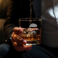 Szklanka do Whisky z Grawerem - Prezent na Dzień Chłopaka  - Zestaw Prezentowy dla Faceta - Szklanka + Karty do Gry + Kostki Chłodzące - Dzięki że Jesteś