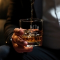 Szklanka do Whisky z Grawerem - Prezent na Walentynki dla Męża - Zestaw Prezentowy na Walentynki - Szklanka + Karty do Gry + Kostki Chłodzące - Mąż Prawie Idealny