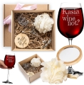 Kieliszek do Wina z Grawerem - Prezent z Imieniem - Zestaw Prezentowy dla Niej - Kieliszek + Lusterko Bambusowe + Myjka do Kąpieli - Wine Not?