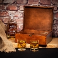 Karafka na whisky i szklanka w skrzynce z grawerem rudy brąz