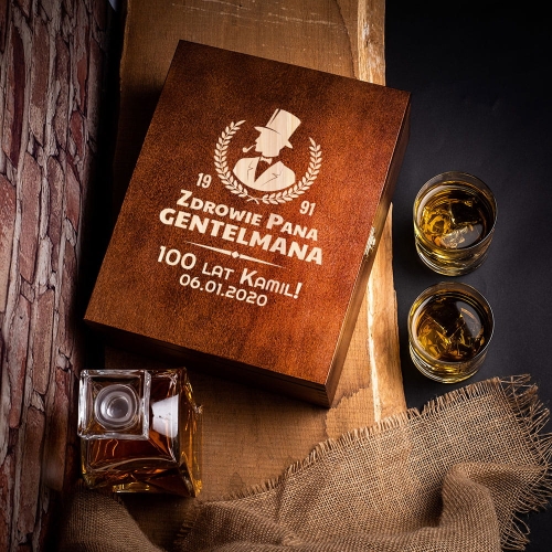 Karafka i Szklanki w Skrzynce z Grawerem - Prezent na Urodziny - Zdrowie Pana Gentelmana - Łamana