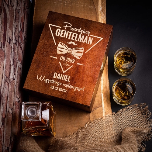 Karafka i Szklanki w Skrzynce z Grawerem - Prezent na Urodziny - Prawdziwy Gentelman - Łamana