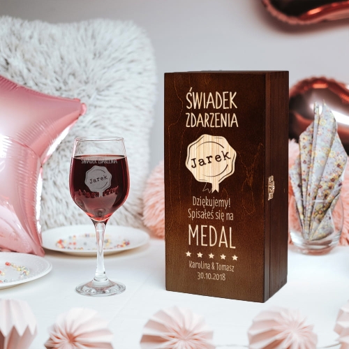 Kieliszek do wina w skrzynce z grawerem dla świadka ciemny brąz
